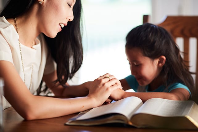 lead children in a prayer