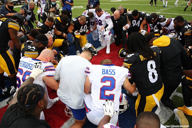 NFL Players Kneel in Prayer, 'Deflect the Glory' to God