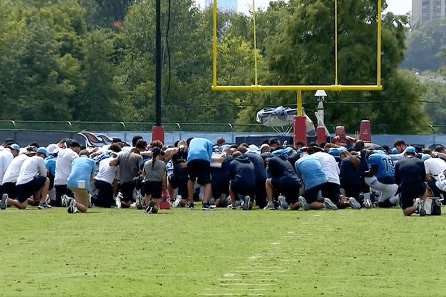 Tennessee Titans Kneel in Prayer Following Death of CB Caleb Farley's  Father in Home Explosion