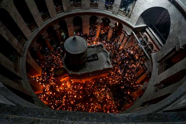 Πέντε χρόνια μετά την αμφισβήτηση του θαύματος της Αγίας Φωτιάς, ο Έλληνας δημοσιογράφος αφέθηκε ελεύθερος