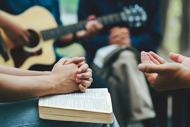 10 Easy Worship Songs On Guitar For Beginners